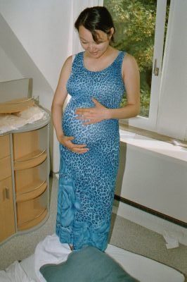 Mama streichelt ihren schwangeren Bauch