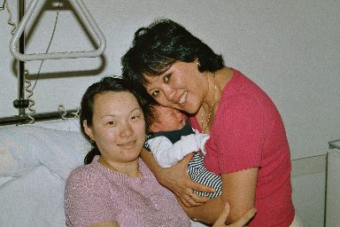 Katja zwischen Mutter und Oma