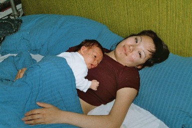 Katja schläft auf Mamas Bauch