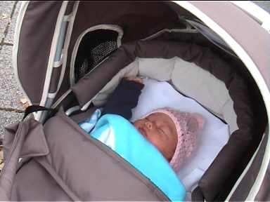 Katja schläft in ihrem Kinderwagen