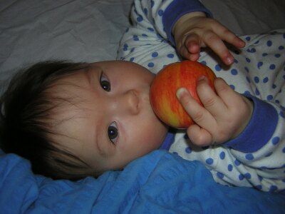 Katja lutscht an einem Apfel