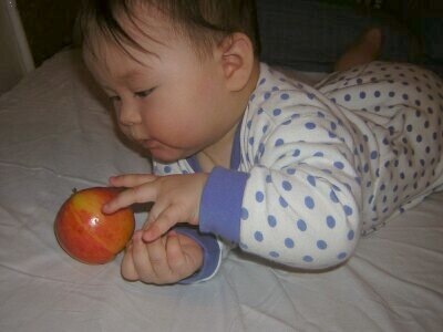 Katja untersucht einen Apfel