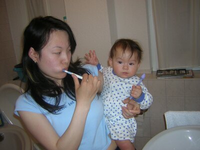 Katja mit Mama beim Zähneputzen