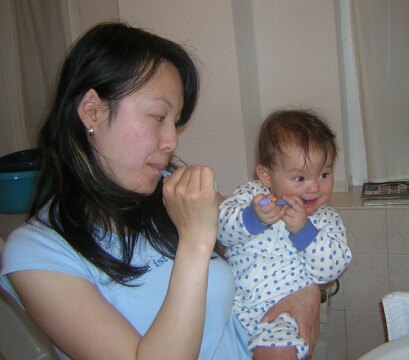 Katja mit Mama beim Zähneputzen